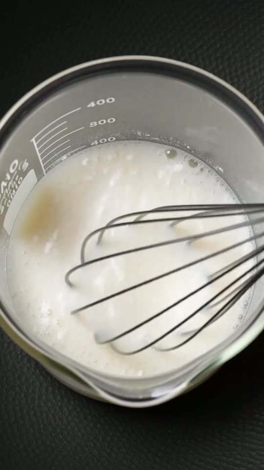 Step 3: Whisk the Cornstarch-Flour Lace Slurry: In a small bowl or measuring jug, whisk 120ml cold water, 10g (1 tbsp) cornstarc