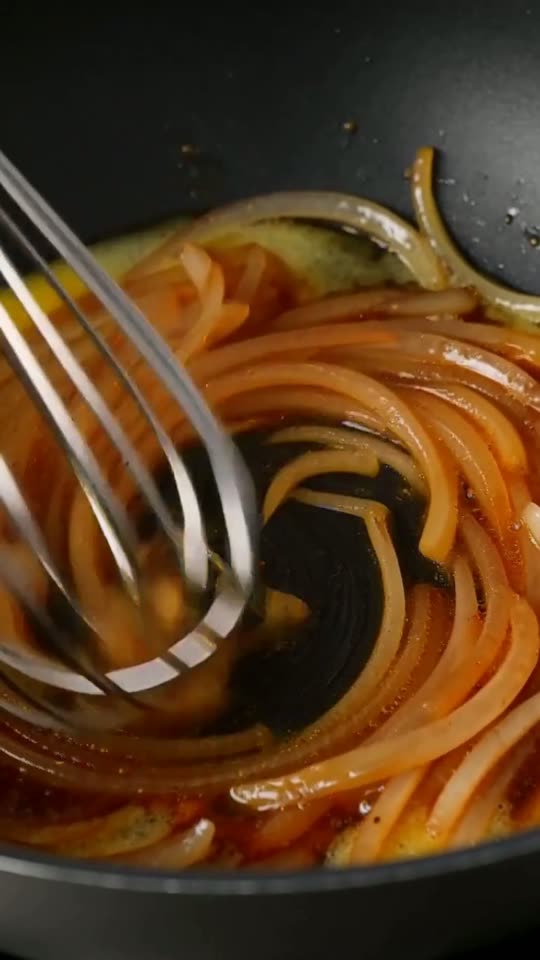 Step 2: Slowly Caramelize to Deep Mahogany (40–45 Minutes): Melt 60g unsalted butter with 1 tbsp olive oil in a wide oven-safe c