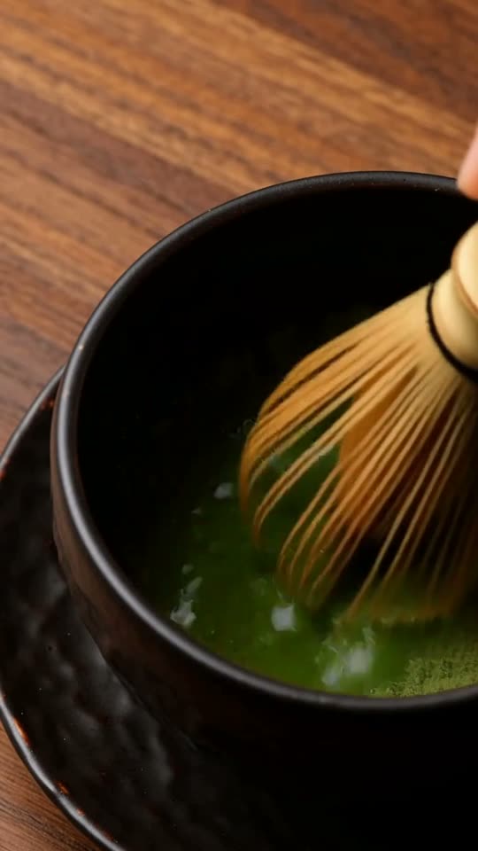 Step 4: Whisk the Jade Matcha Micro-Foam: Pour 60ml of the 78°C water over the sifted matcha and whisk briskly in a rapid back-a